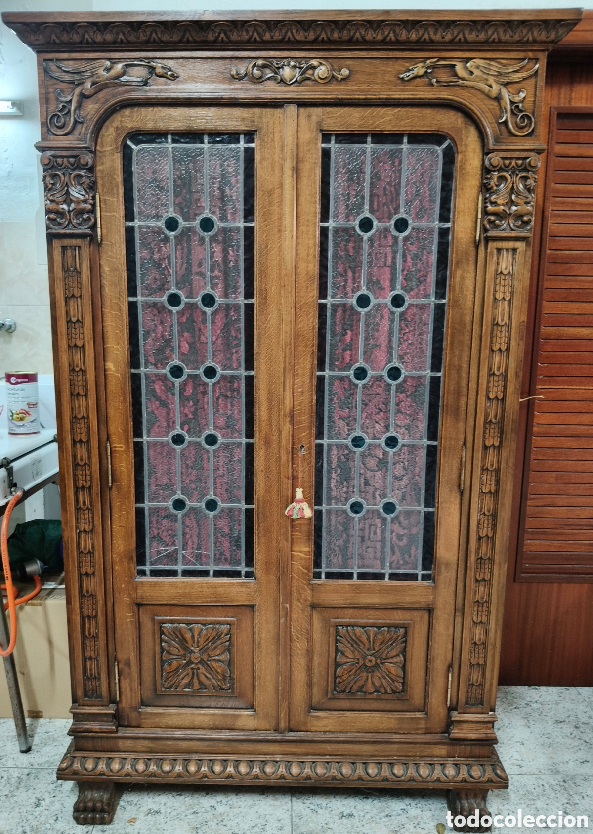 Antig&uuml;edades: Mueble librero. Armario despacho antiguo. Madera tallada con cristales emplomados