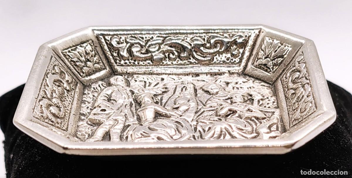 Antig&uuml;edades: BANDEJA - PERSONAJES DE EPOCA - PUNZONES DE PLATERO - 47 GR. PLATA 0,925 - MEDIDAS 6 X 5 X 1 cm
