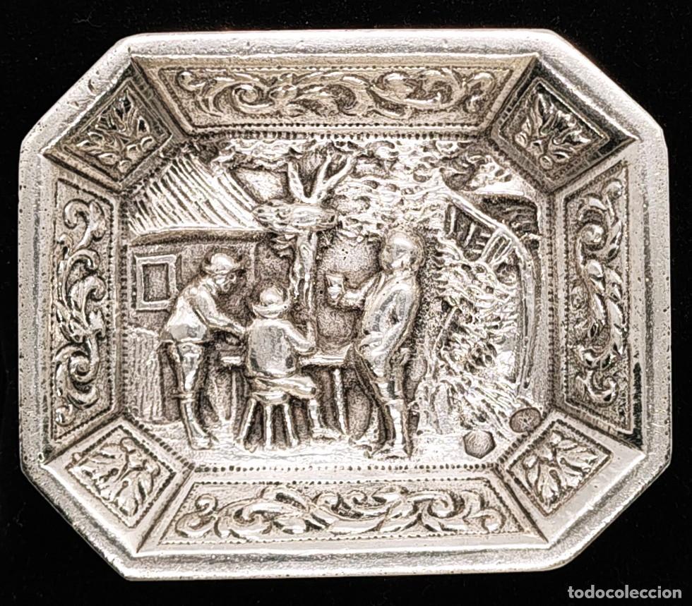 Antig&uuml;edades: BANDEJA - ESCENA CON BEBEDORES - PUNZONES DE PLATERO - 44 GR. PLATA 0,925 - MEDIDAS 6 X 5 X 1 cm
