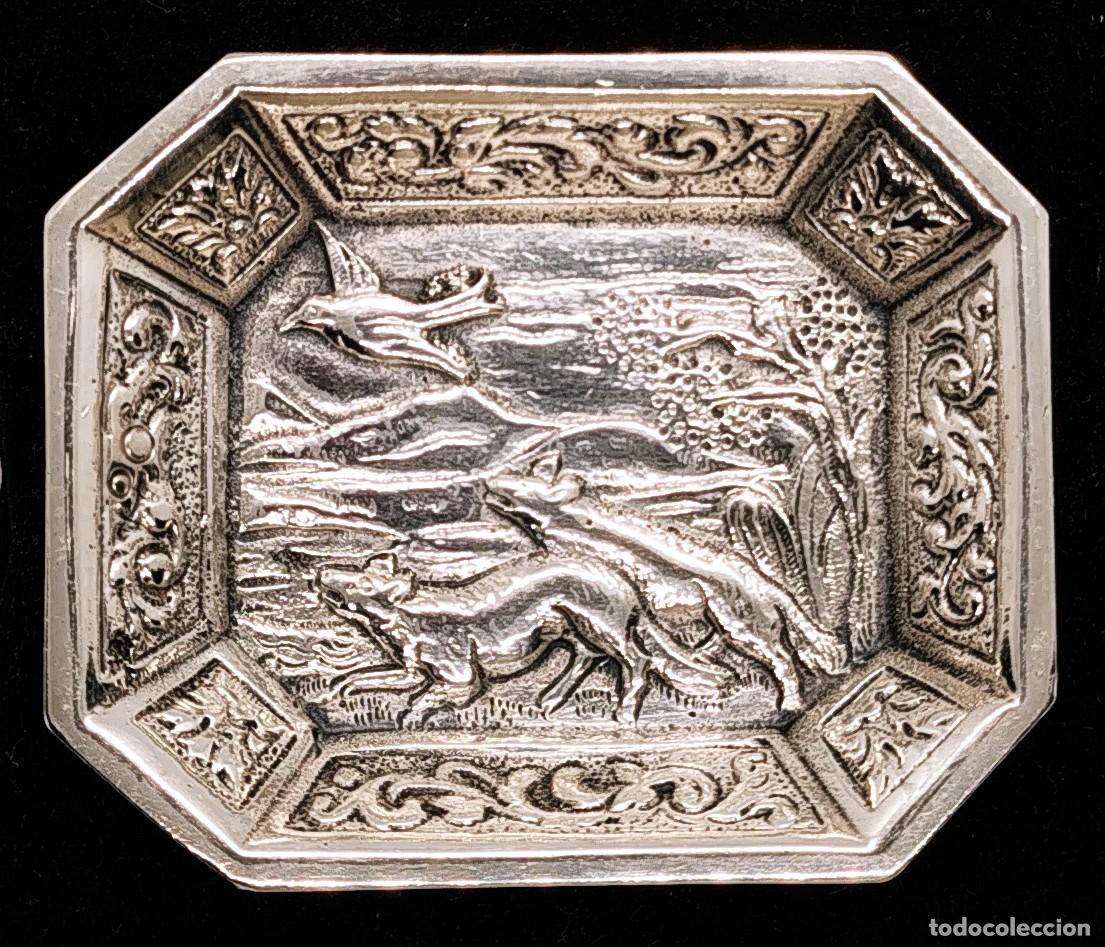 Antig&uuml;edades: BANDEJA - ESCENA CON FAUNA - PUNZONES DE PLATERO - 47 GR. PLATA 0,925 - MEDIDAS 6 X 5 X 1 cm - MB