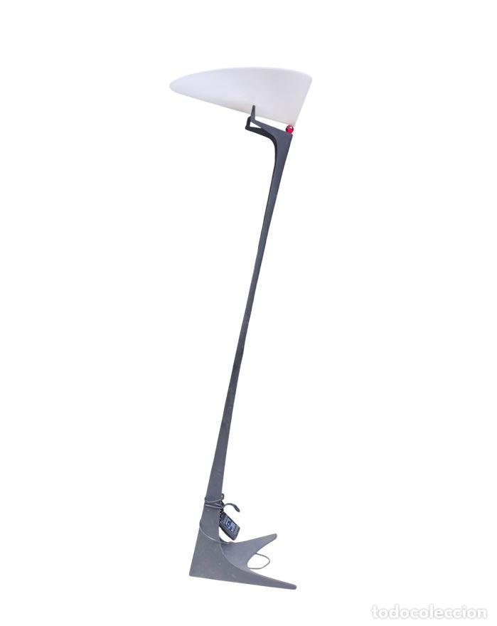 Antig&uuml;edades: L&Aacute;MPARA DE PIE MONTJU&Iuml;C. ARTEMIDE. DISE&Ntilde;O DE S. CALATRAVA. RESINA Y METACRILATO. ESPA&Ntilde;A. 1990