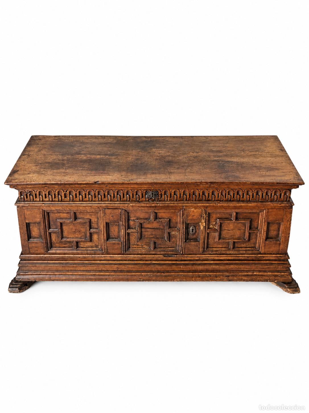 Antig&uuml;edades: Arca, Arc&oacute;n Barroco Catal&aacute;n - Caja de Novia - Madera de Nogal - S.XVII-XVIII - Decorada con Molduras