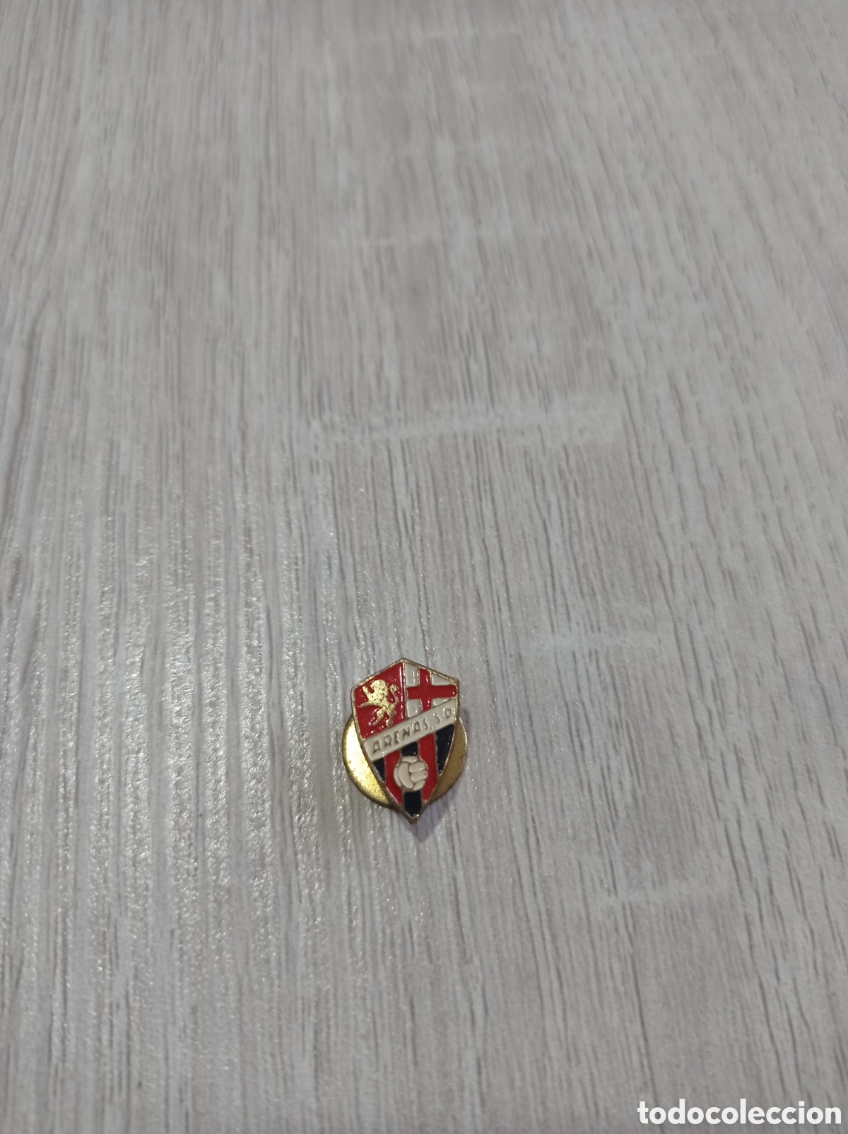 Antig&uuml;edades: Pin Fraternidad en color sobre lat&oacute;n vintage