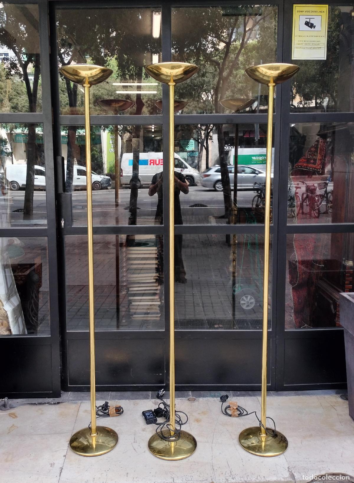 Antig&uuml;edades: LOTE DE TRES L&Aacute;MPARAS DE PIE TIPO ANTORCHA. METALARTE. LAT&Oacute;N DORADO. ESPA&Ntilde;A. C. 1970-80