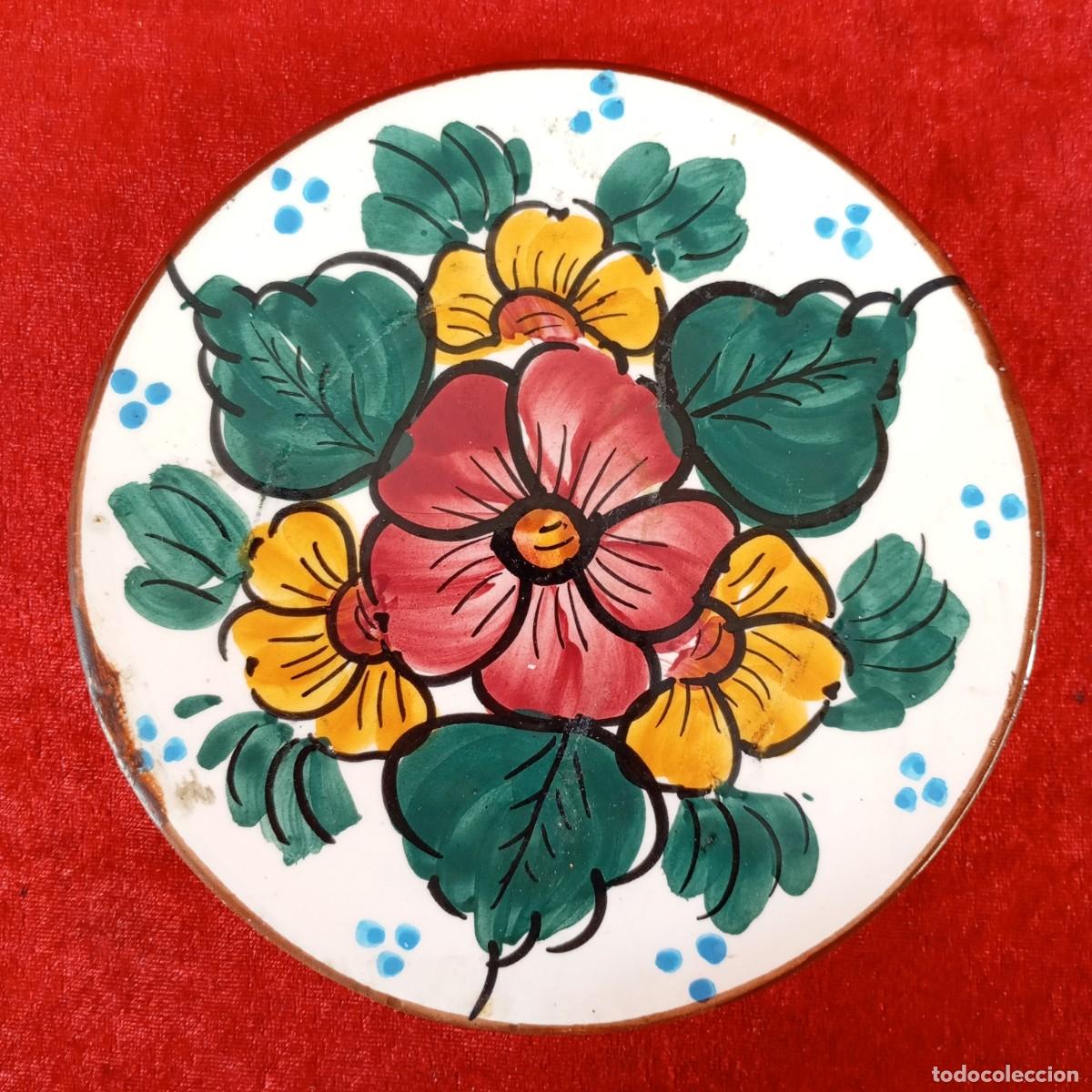 Antig&uuml;edades: PRECIOSO PLATO DE CERAMICA POLICROMADO A MANO - MOTIVOS FLORALES - DECORATIVOS - 18,5 CM