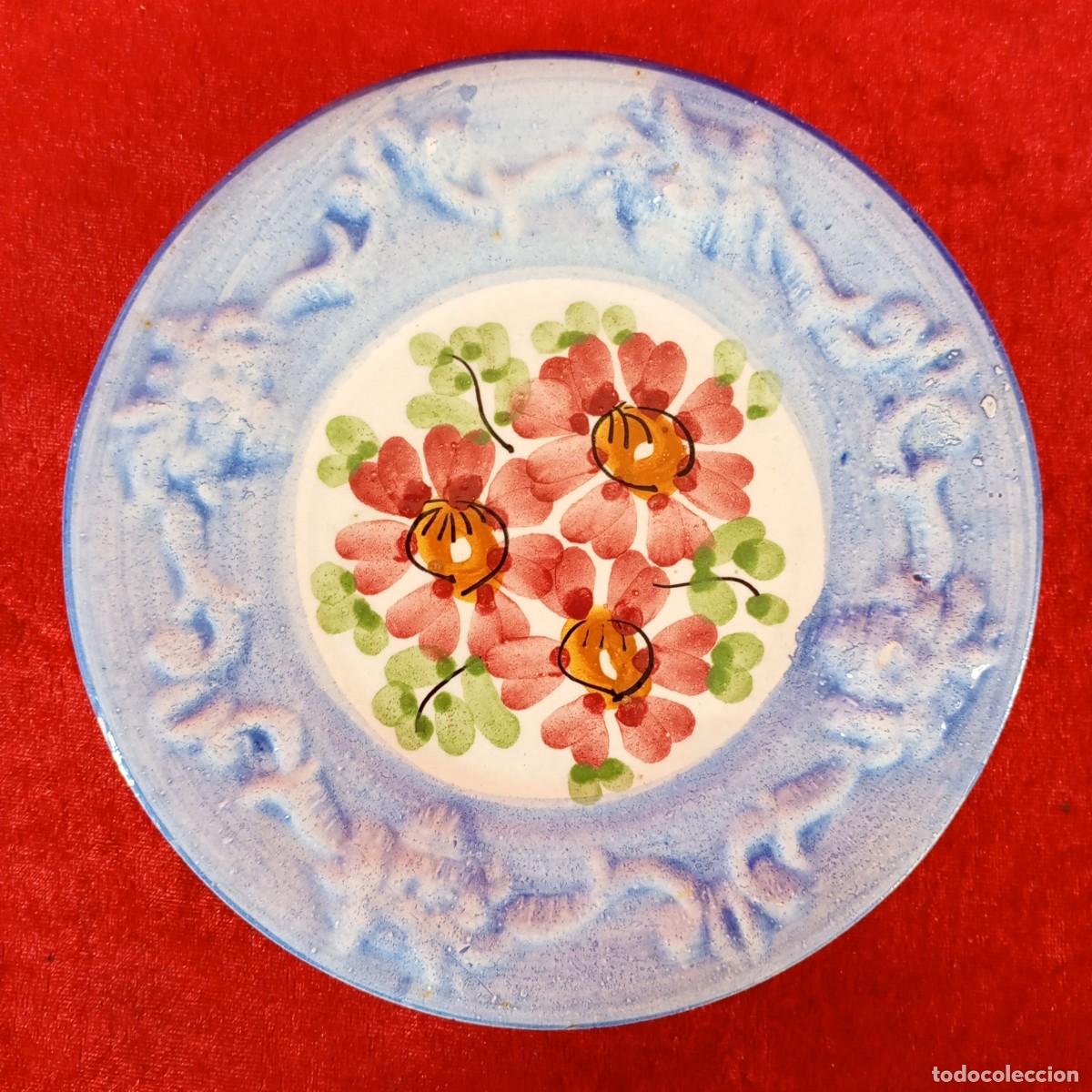 Antig&uuml;edades: PRECIOSO PLATO DE CERAMICA POLICROMADO A MANO - MOTIVOS FLORALES - DECORATIVOS - 19 CM