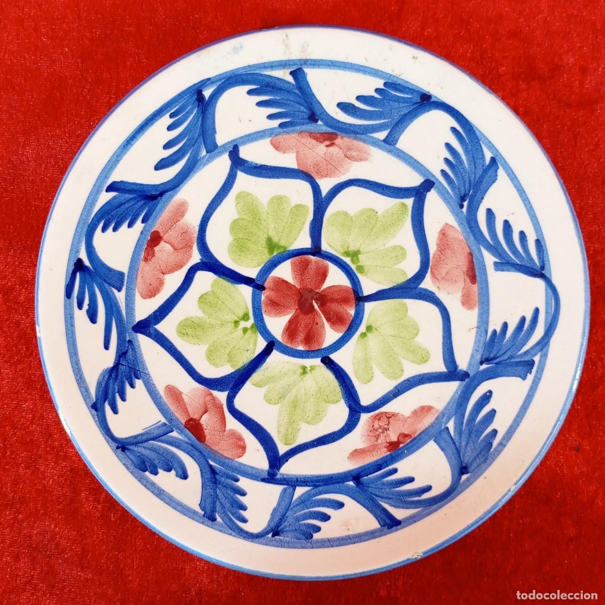 Antig&uuml;edades: PRECIOSO PLATO DE CERAMICA POLICROMADO A MANO - MOTIVOS FLORALES - DECORATIVOS - 18,5 CM