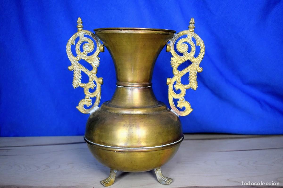 Antig&uuml;edades: Antiguo Jarr&oacute;n &Aacute;nfora de Cobre / Lat&oacute;n - Asas Ornamentadas y Patas de Garra