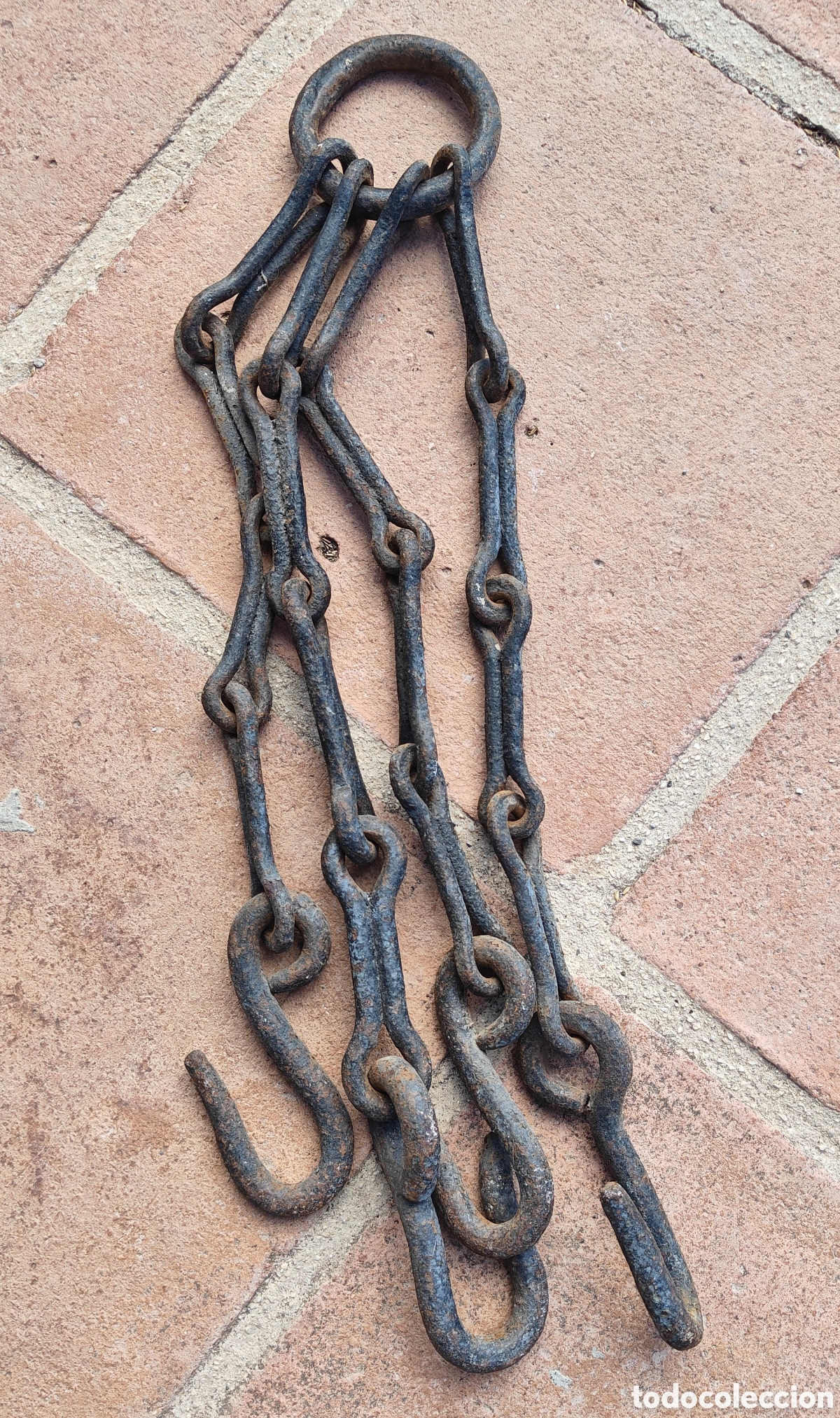 Antig&uuml;edades: Antigua Cadena de Chimenea / Forja R&uacute;stica de 3 Ramales y Ganchos - Hierro Macizo - 6 Kg - Vintage u