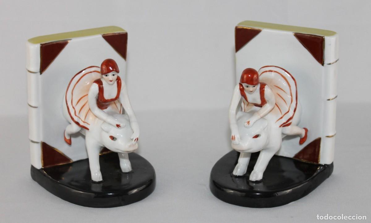Antig&uuml;edades: Pareja de sujetalibros Art D&eacute;co en porcelana. Mujer sobre cerdo. A&ntilde;os 20-30