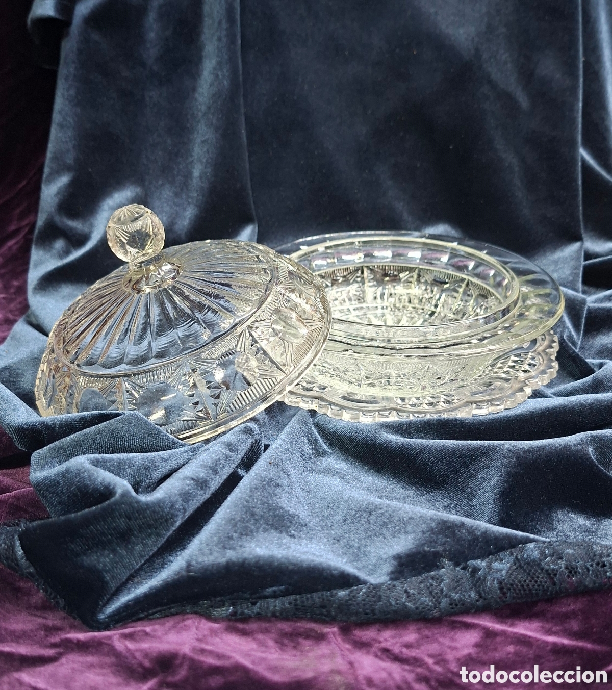 Antig&uuml;edades: Mantequillera / bombonera de cristal prensado transparente. Siglo XX