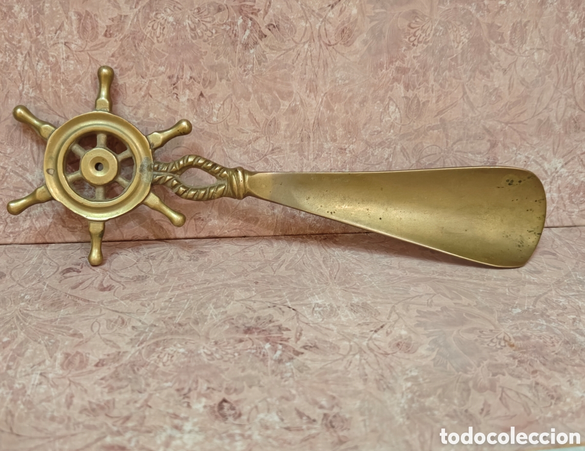 Antig&uuml;edades: Antiguo Calzador de Lat&oacute;n Macizo - Estilo N&aacute;utico / Marinero con Tim&oacute;n de Barco - Vintage