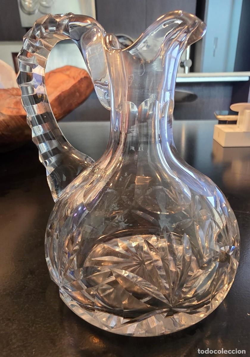 Antig&uuml;edades: Jarra peque&ntilde;a de cristal tallado con asa facetada y decoraci&oacute;n floral &ndash; 12 &times; 8 cm