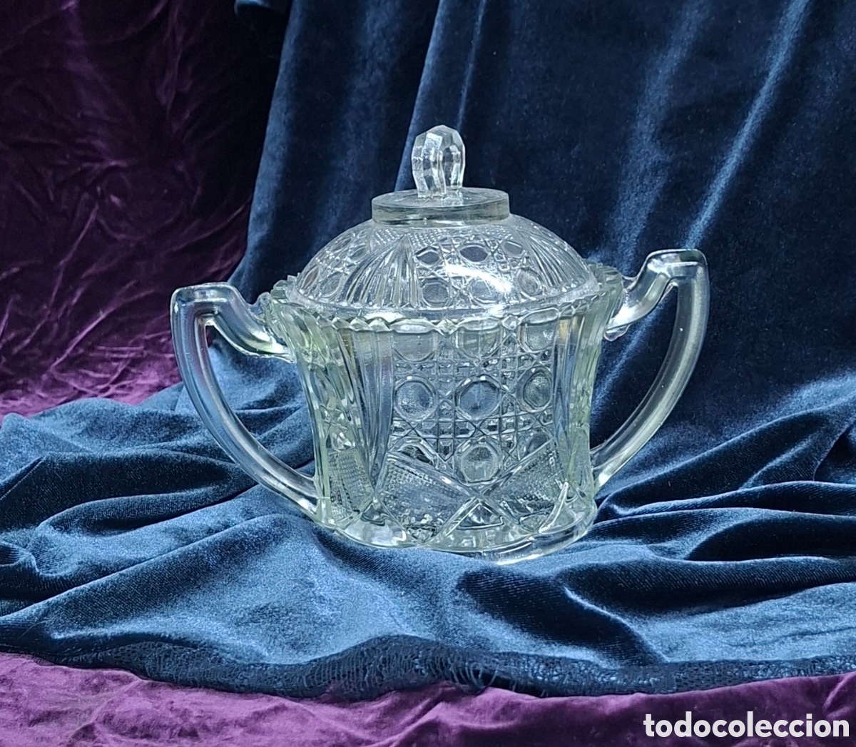 Antig&uuml;edades: Bombonera / Azucarero de Cristal Prensado Siglo XX con Tapa y Asas