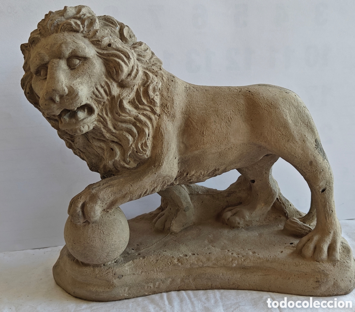 Antig&uuml;edades: Escultura Le&oacute;n de M&eacute;dici con Esfera - Piedra Artificial / Cemento Macizo - 3 Kg - Vintage