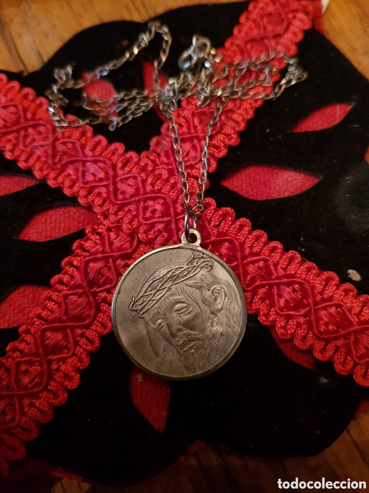 Antig&uuml;edades: ANTIGUA MEDALLA Y CADENA DE PLATA DEL CRISTO DE LA AGONIA DE LEON