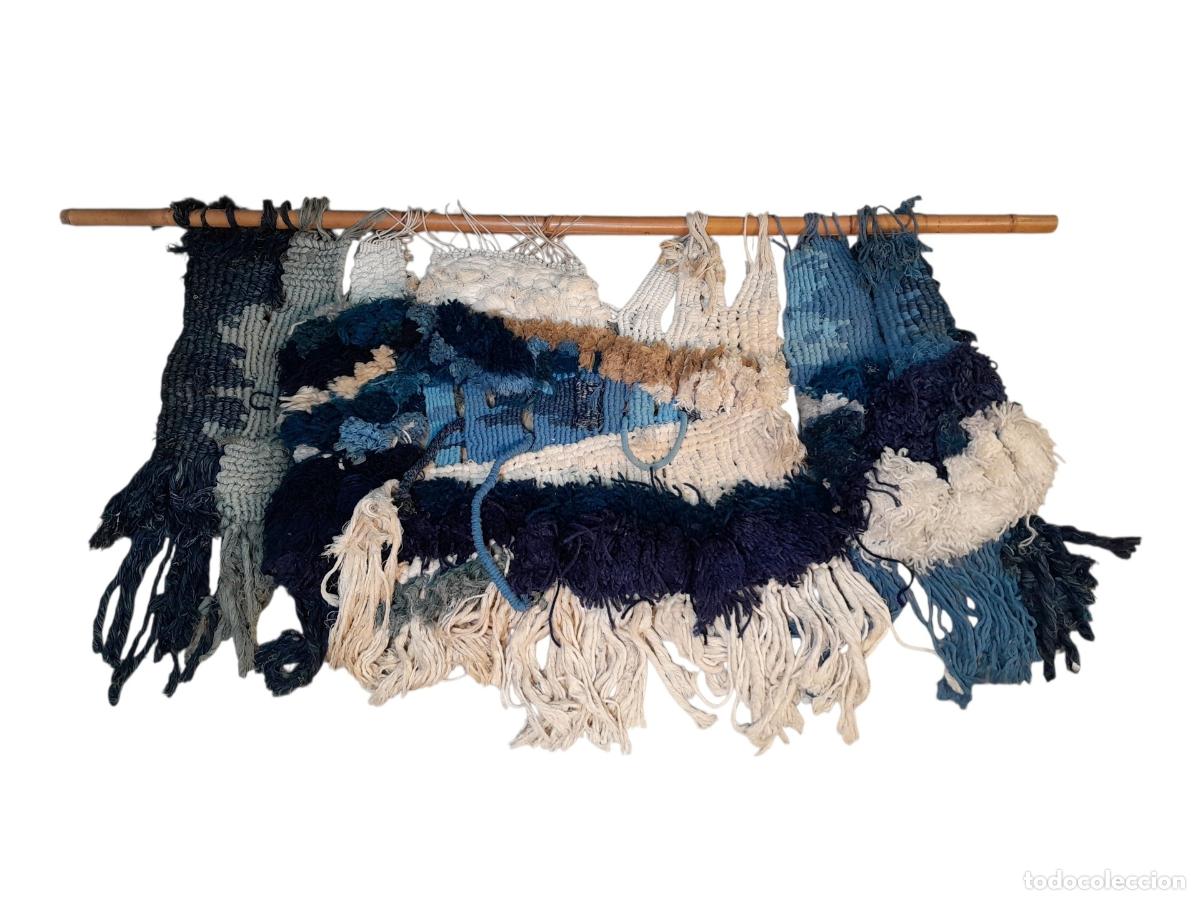 Antiguidades: TAPIZ DE MACRAM&Eacute; TEXTURIZADO Y T&Eacute;CNICA MIXTA CON SOPORTE DE CA&Ntilde;A. SIGLO XX