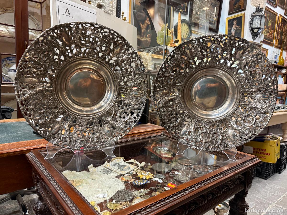 Antig&uuml;edades: FANTASTICA PAREJA DE BANDEJAS MODERNISTA DE ALPACA CON BA&Ntilde;O DE PLATA - MEDIDA 41 CM