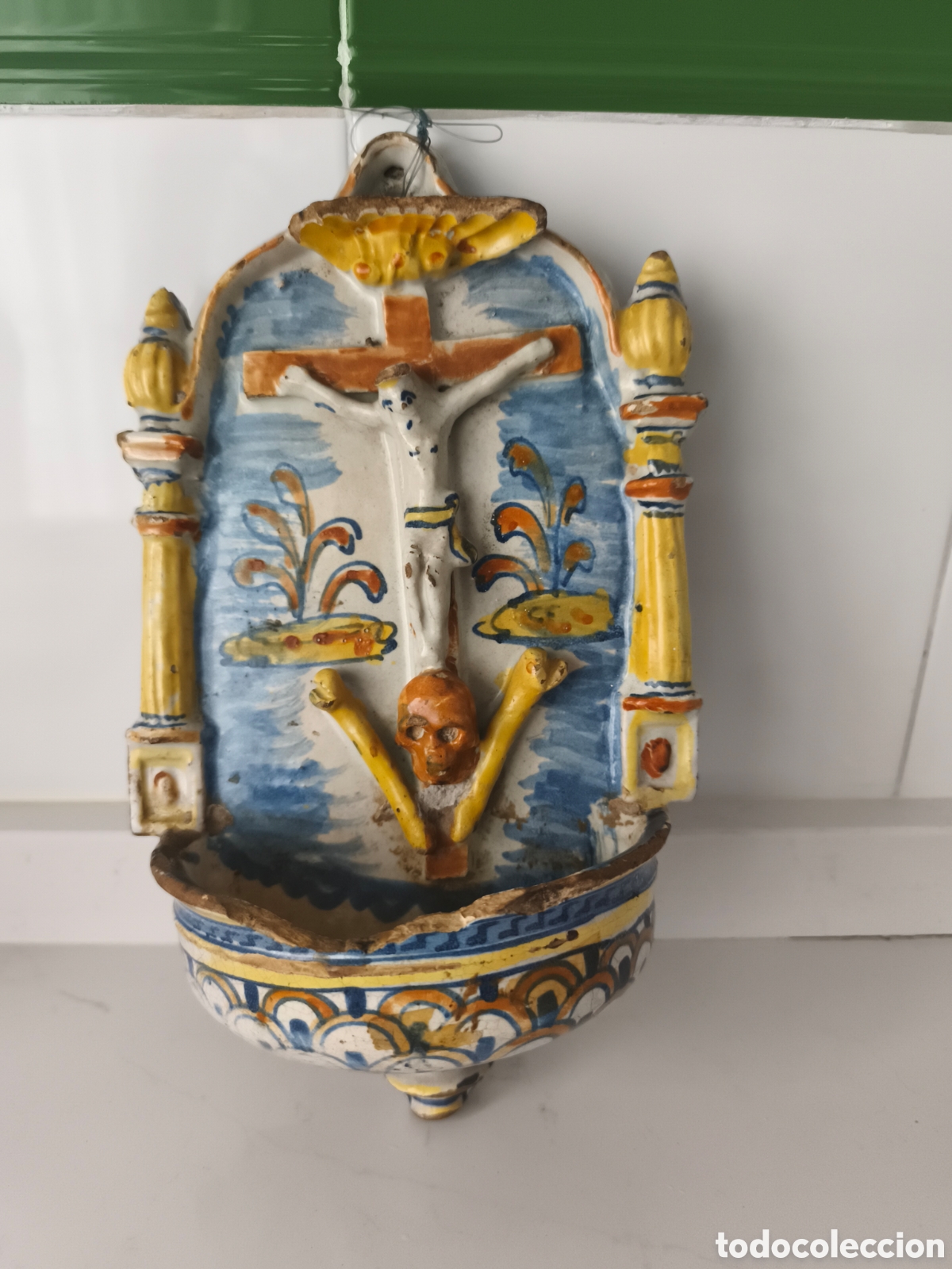 Antig&uuml;edades: Antigua Benditera creo Triana siglo XXI de cer&aacute;mica vidriada pintada a mano