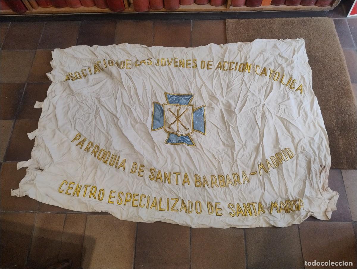 Antig&uuml;edades: Estandarte o Similar Bordado en Canutillo Met&aacute;lico Acci&oacute;n Cat&oacute;lica Parroquia de Santa B&aacute;rbara Madrid