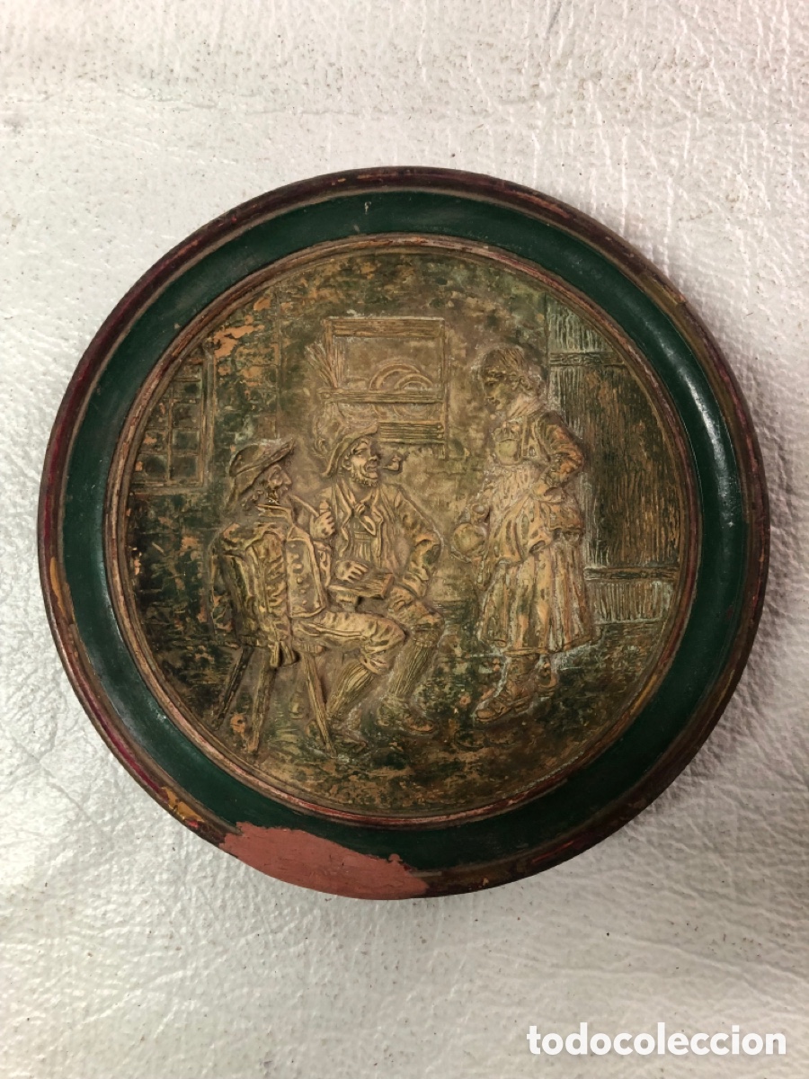 Antig&uuml;edades: Plato con relieve antiguo medidas 23 cm tiene un trozo masillado