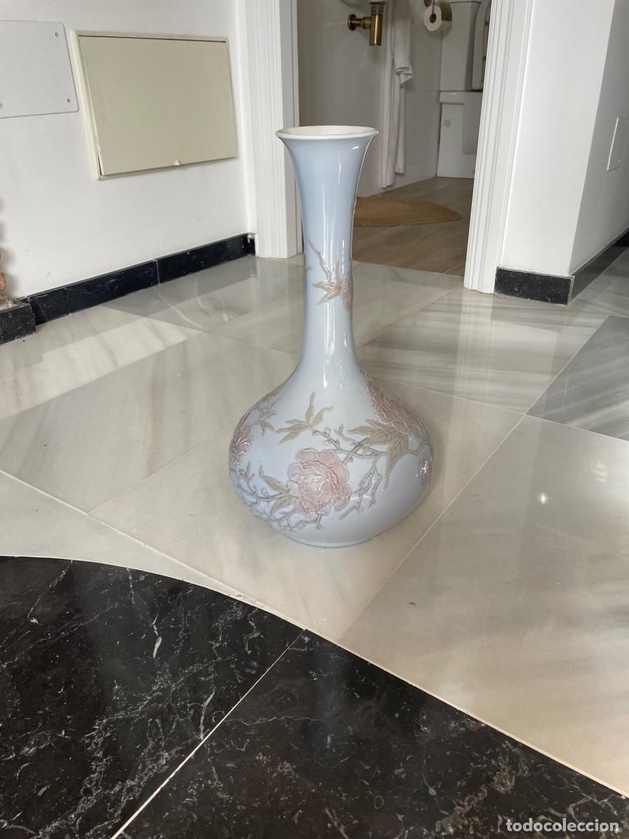 Antig&uuml;edades: Jarr&oacute;n Lladr&oacute; grande 50 cm &ndash; Porcelana espa&ntilde;ola &ndash; Decoraci&oacute;n floral en relieve &ndash; Vintage