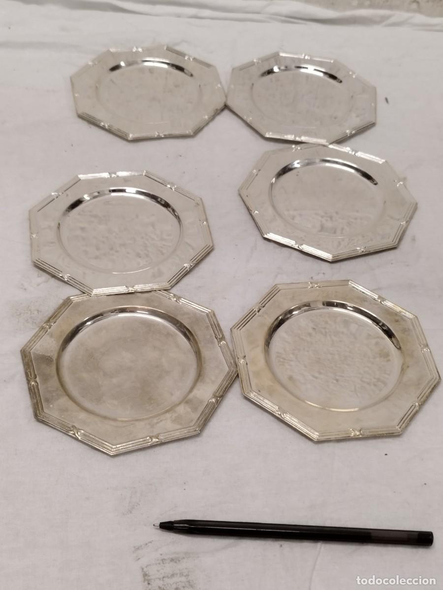Antig&uuml;edades: Juego de 6 antiguos platos posavasos, de metal plateado a identificar.
