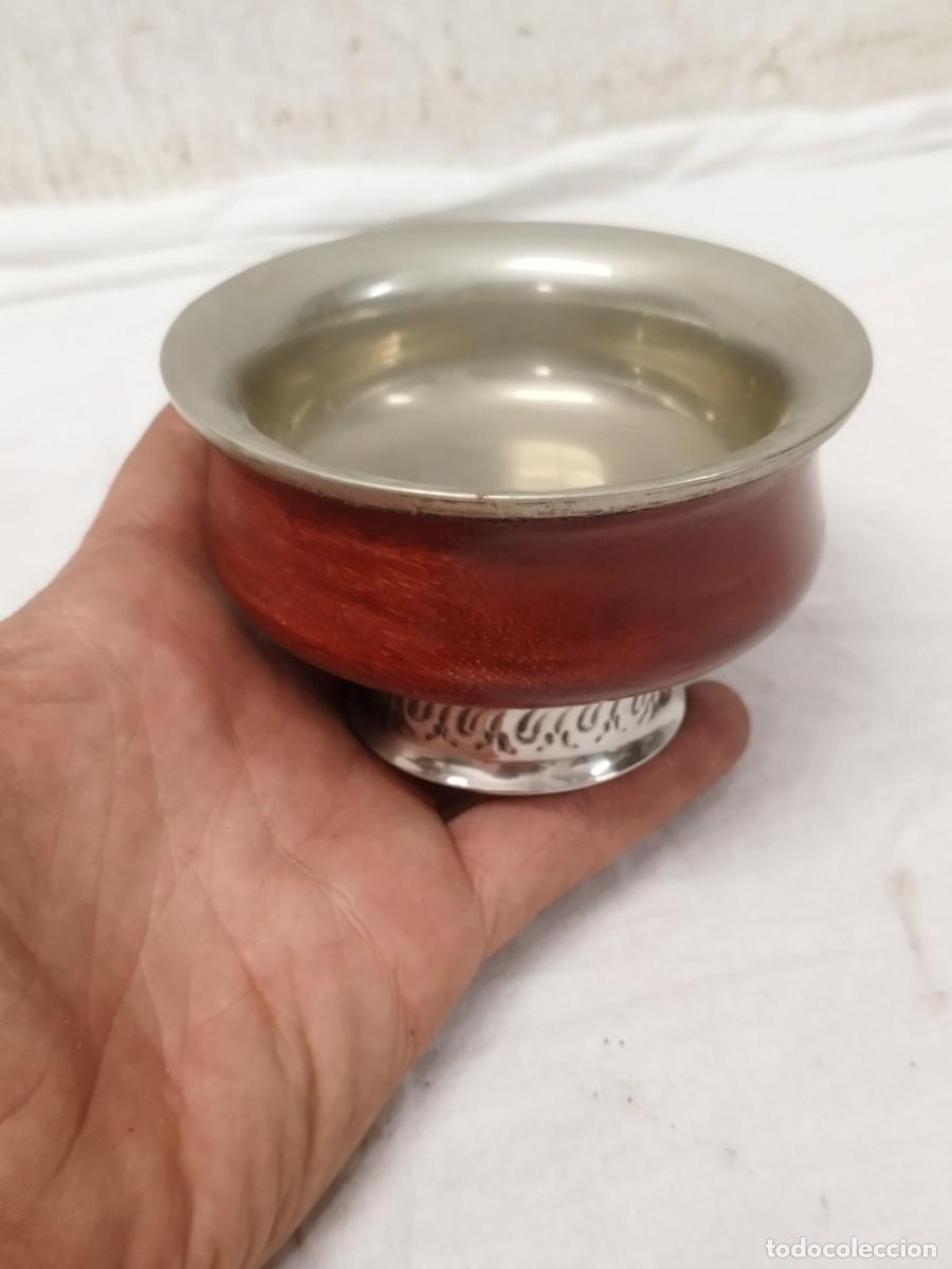 Antig&uuml;edades: Cuenco Ritual Tibetano o Taza Tsampa de Madera con Revestimiento de Metal Plateado.