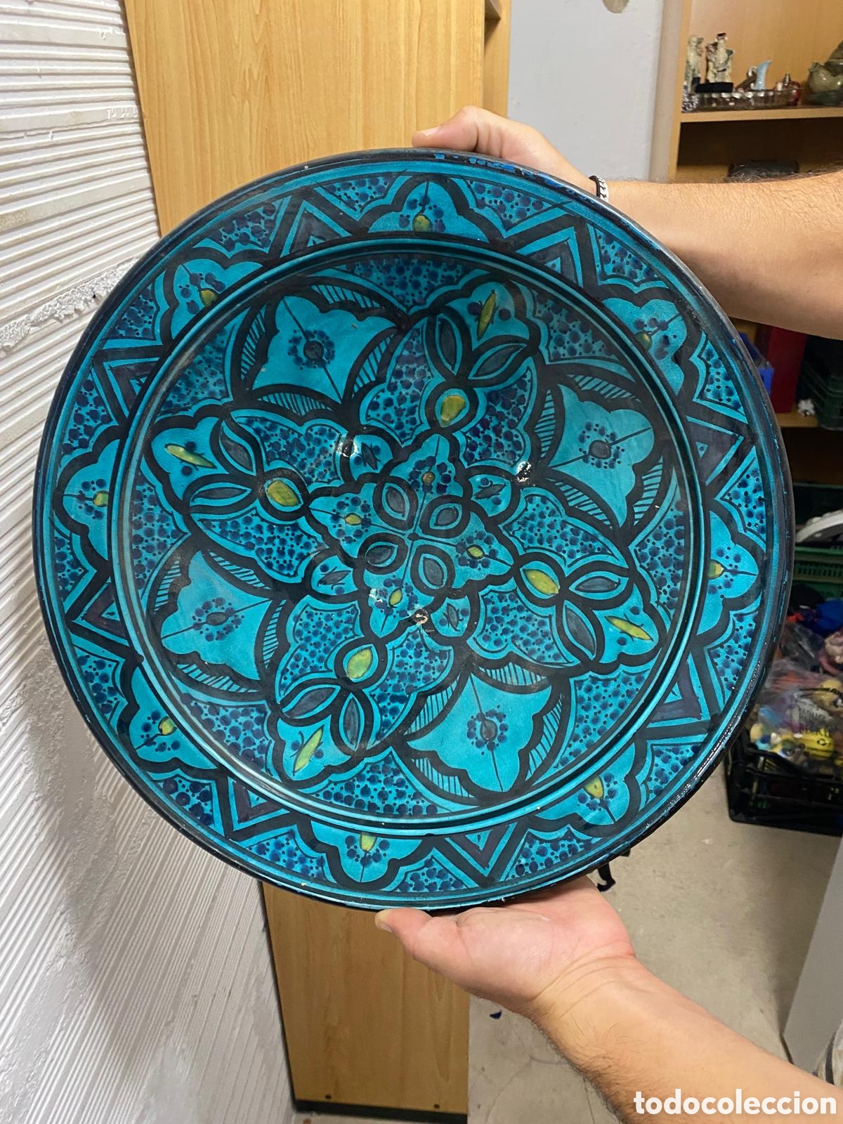 Antig&uuml;edades: Fuente de cer&aacute;mica turquesa marroqu&iacute; estilo Safi. 41 cm di&aacute;metro