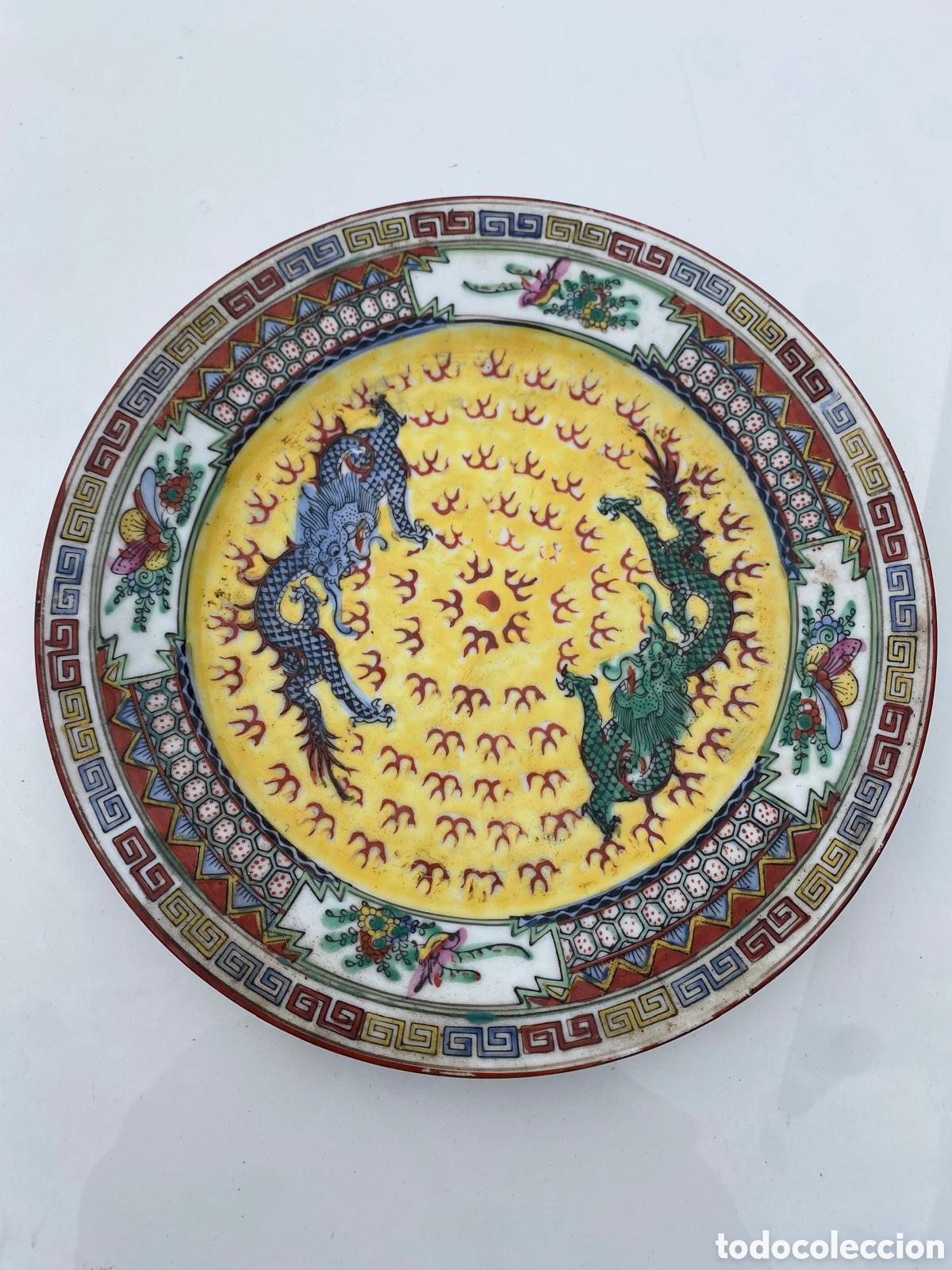 Antig&uuml;edades: Plato de porcelana china dragones pintado a mano. Dinast&iacute;a Qing
