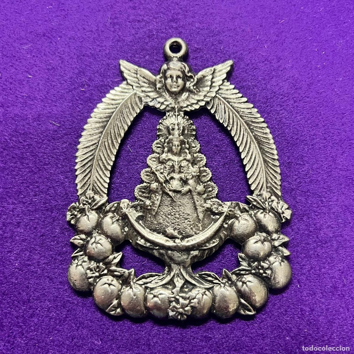 Antig&uuml;edades: ANTIGUA MEDALLA DE LA VIRGEN DEL ROCIO. PLATEADA Y CALADA. A&Ntilde;OS 50. MEDIDAS 74x58 mm. BLANCA PALOMA