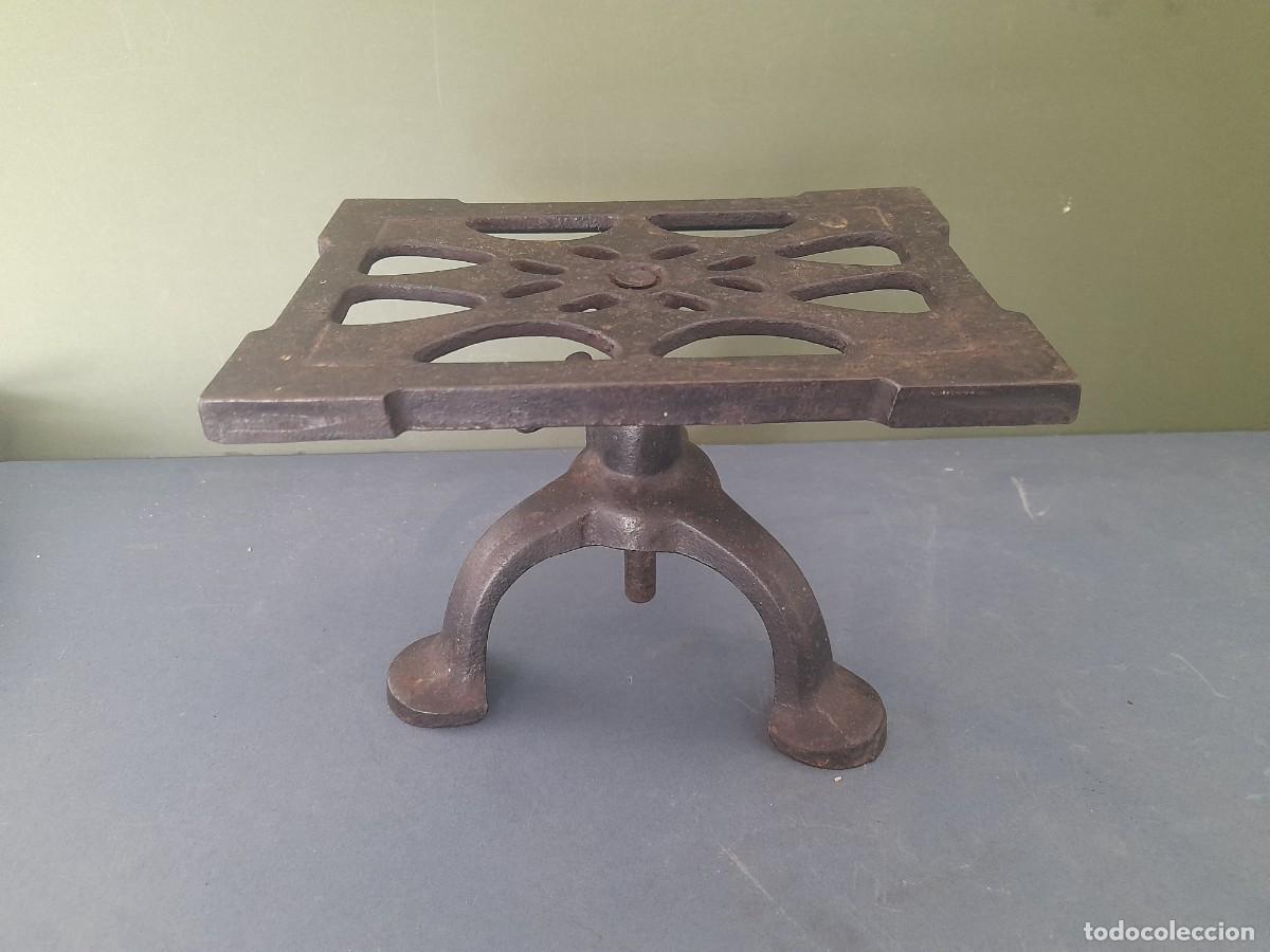 Antig&uuml;edades: Hearth stand n&ordm; 636, spong, british made: soporte de tres patas ajustable de hierro fundido, plancha