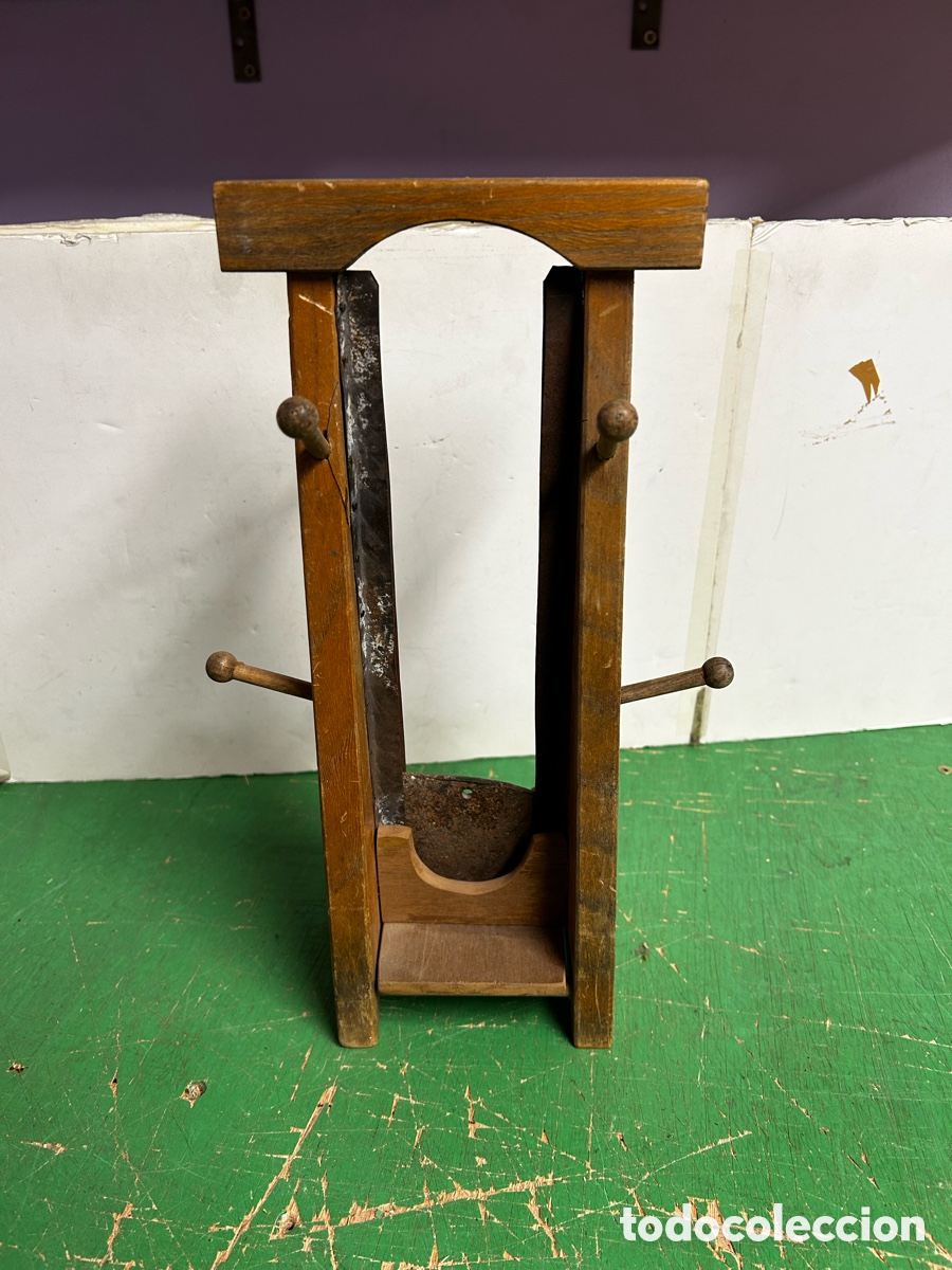 Antig&uuml;edades: ANTIGUA GUILLOTINA DE MESA A ESCALA