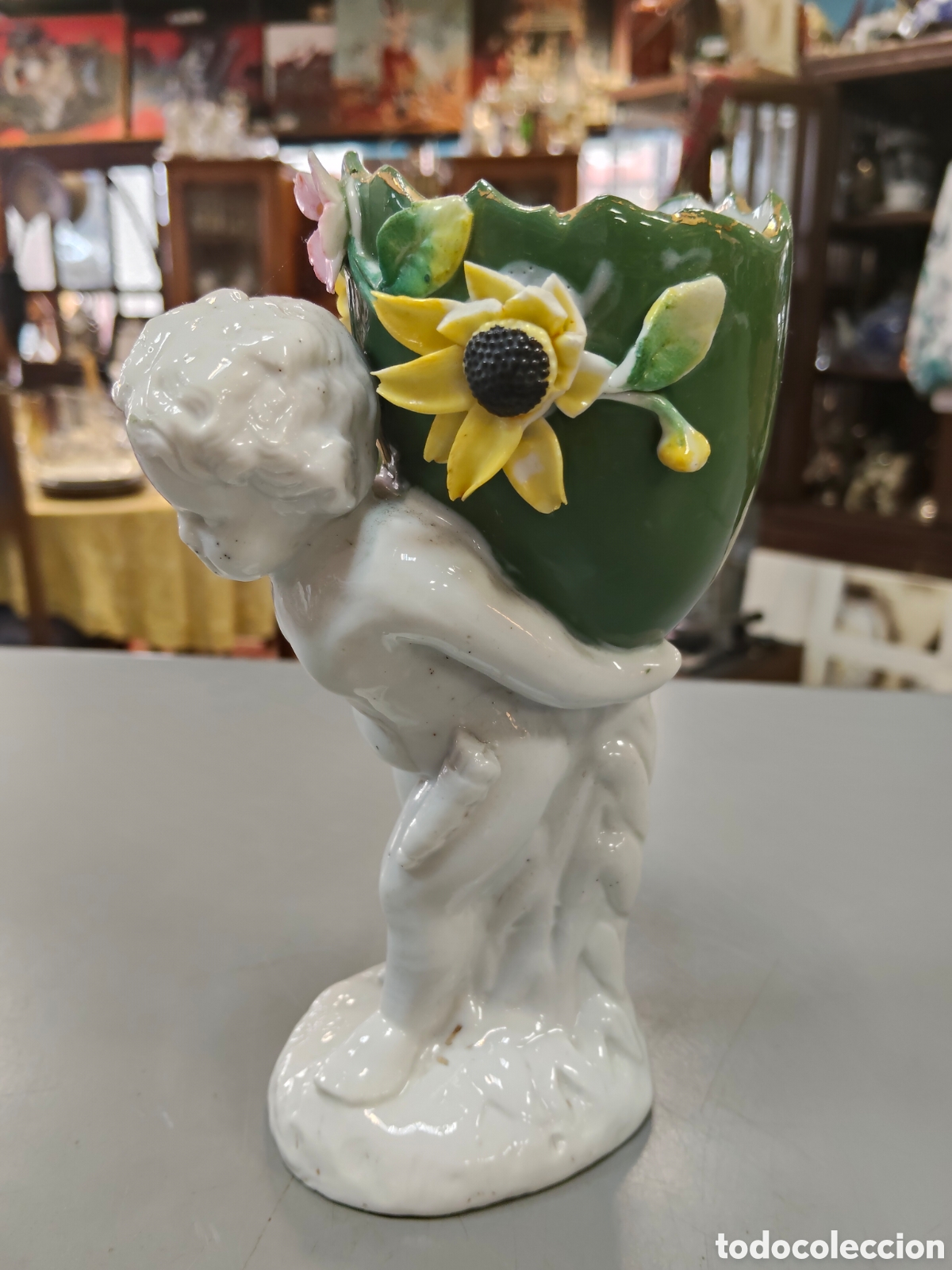 Antig&uuml;edades: Peque&ntilde;o florero querub&iacute;n de porcelana