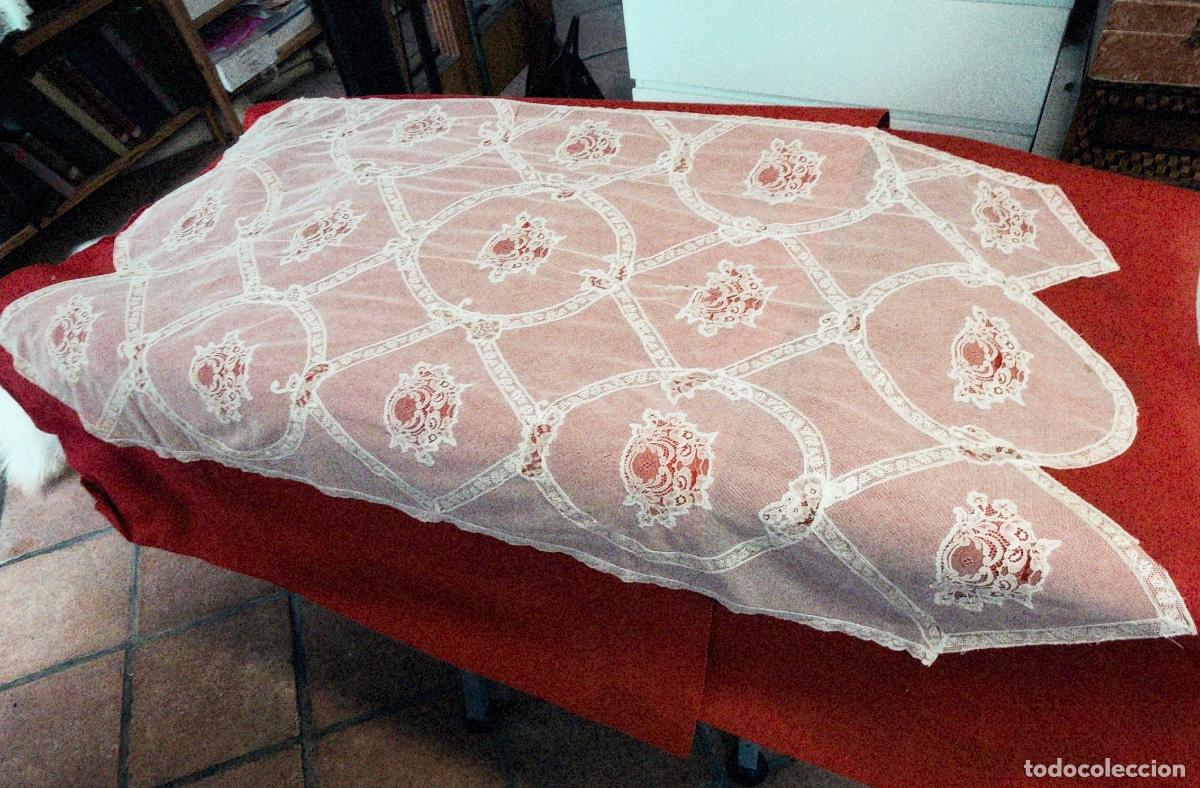 Antig&uuml;edades: Mantel o cubremesa de tul con aplicaciones de encaje.