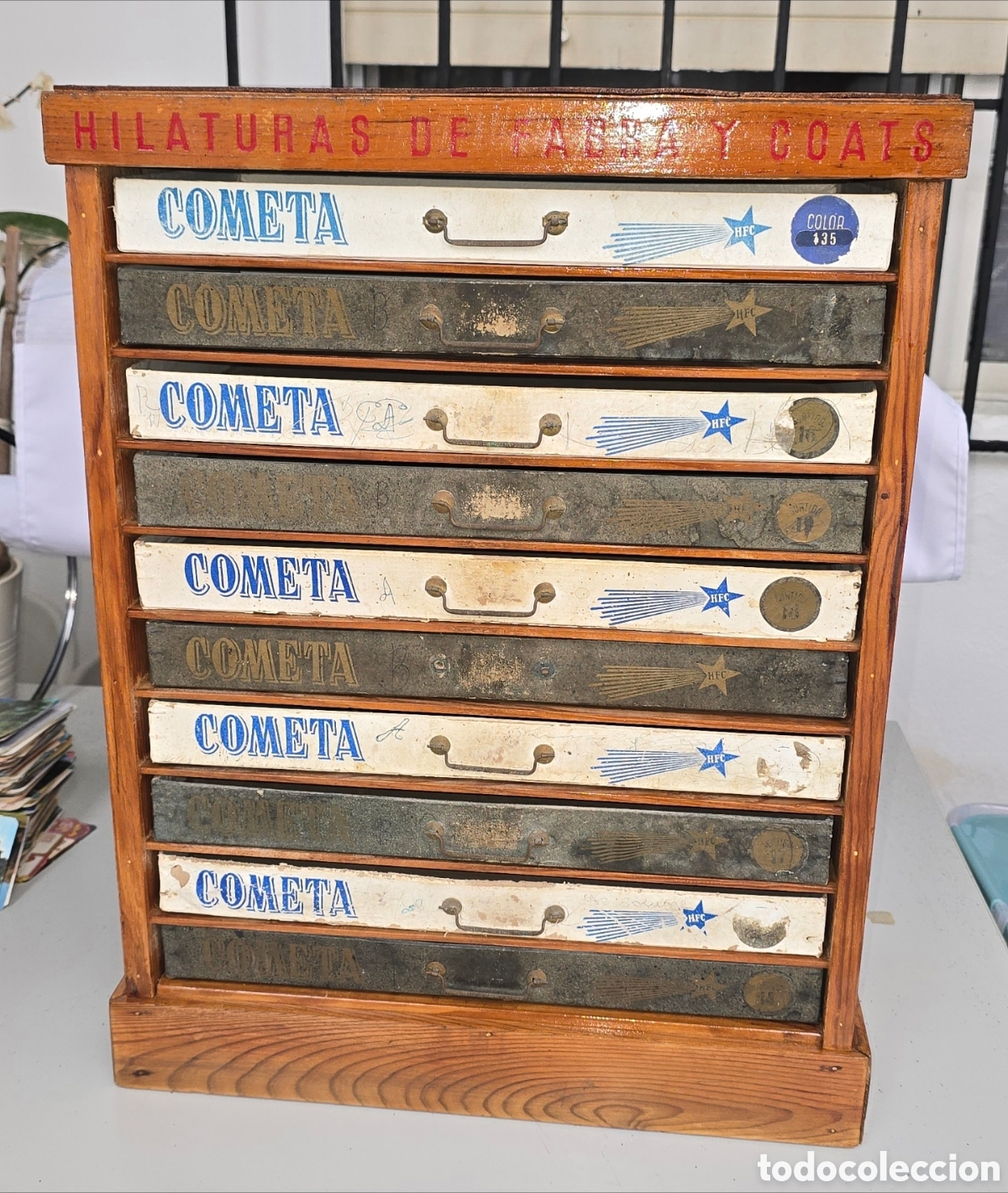 Antig&uuml;edades: ANTIGUO MUEBLE DE MADERA CON CAJONES DE CART&Oacute;N CAJONERA HILATURAS DE FABRA Y COATS . COMETA