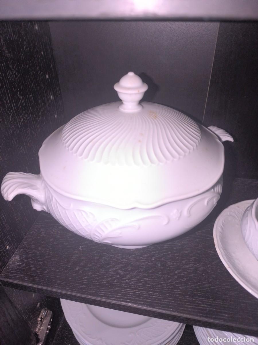 Antig&uuml;edades: Lote de piezas sueltas de vajilla en porcelana blanca de gran calidad, decoradas con un elegante rel