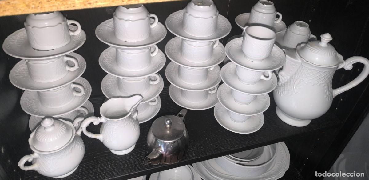 Antig&uuml;edades: Magn&iacute;fico y elegante servicio de caf&eacute; o t&eacute; realizado en porcelana blanca de excelente brillo y calid