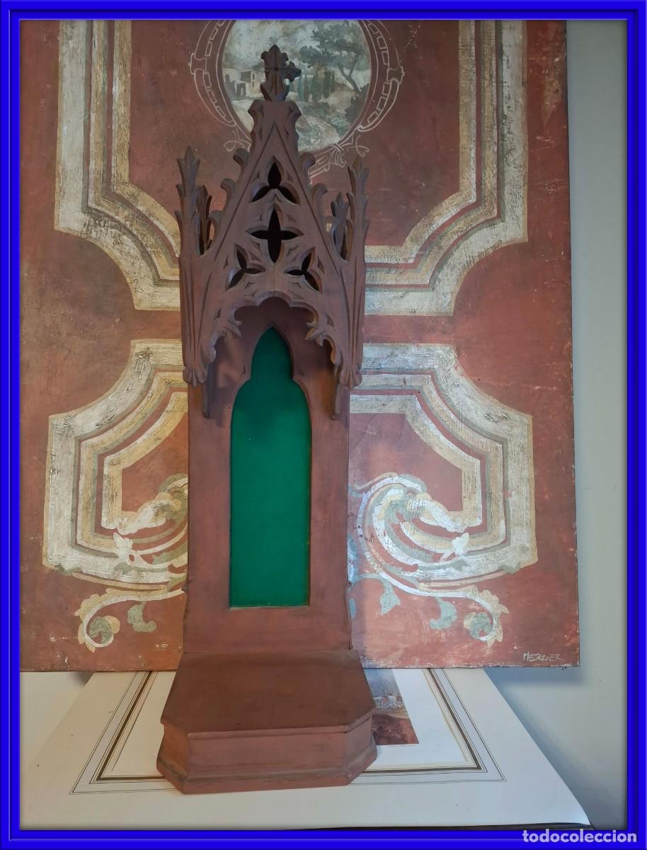 Antig&uuml;edades: ANTIGUA CAPILLA DE MADERA PARA FIGURA RELIGIOSA