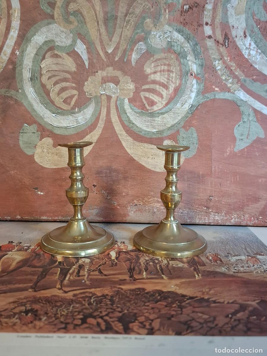 Antig&uuml;edades: PAREJA DE CANDELEROS DE BRONCE DORADO PEQUE&Ntilde;OS - Foto 2