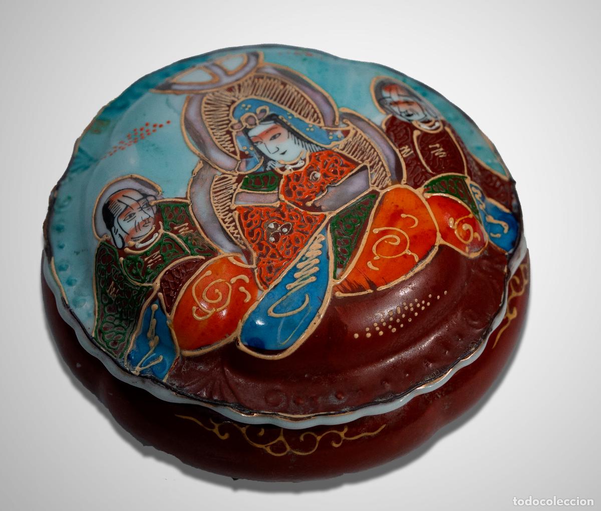 Antig&uuml;edades: Antigua Caja Alhajera / Bombonera de Porcelana Japonesa con Estilo Satsuma Moriage