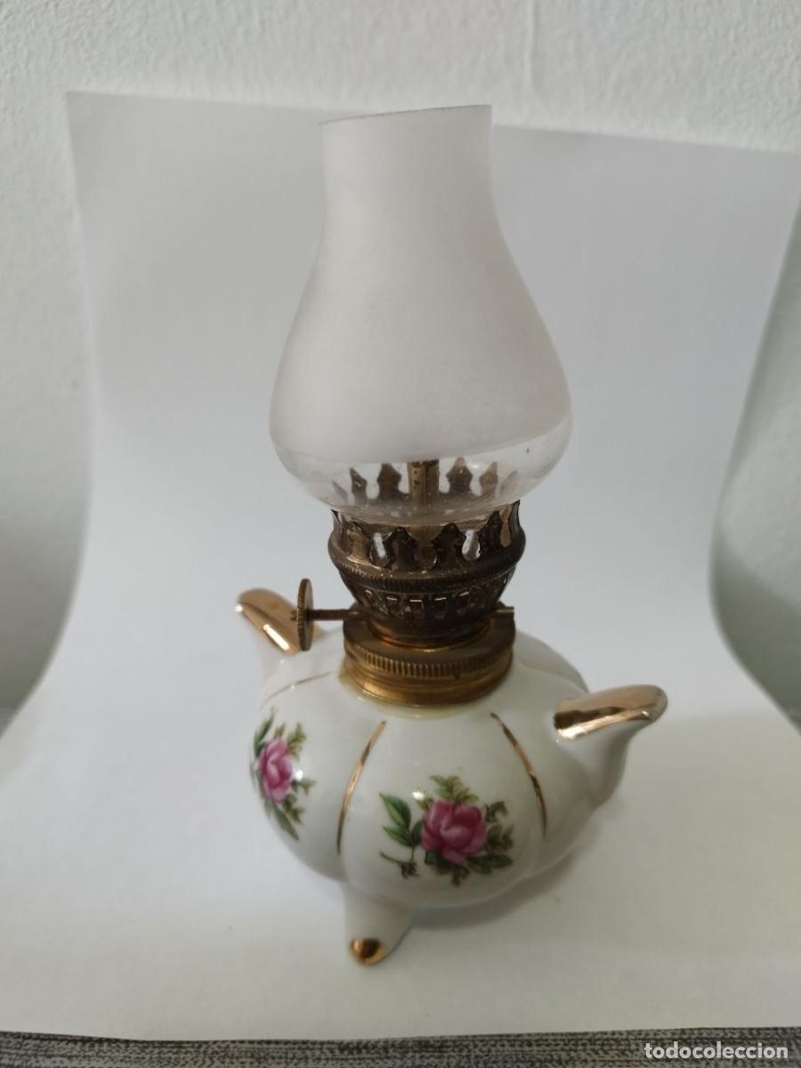 Antig&uuml;edades: Quinqu&eacute; miniatura de porcelana floral con tulipa de cristal 15 cm