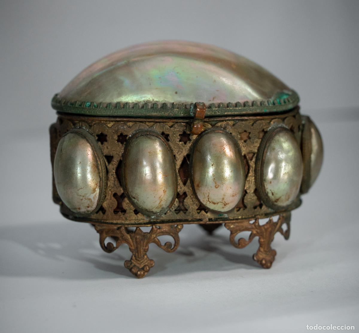Antig&uuml;edades: Antiguo Cofre Joyero Estilo Napole&oacute;n III de Bronce Dorado (Ormolu) y N&aacute;car Natural
