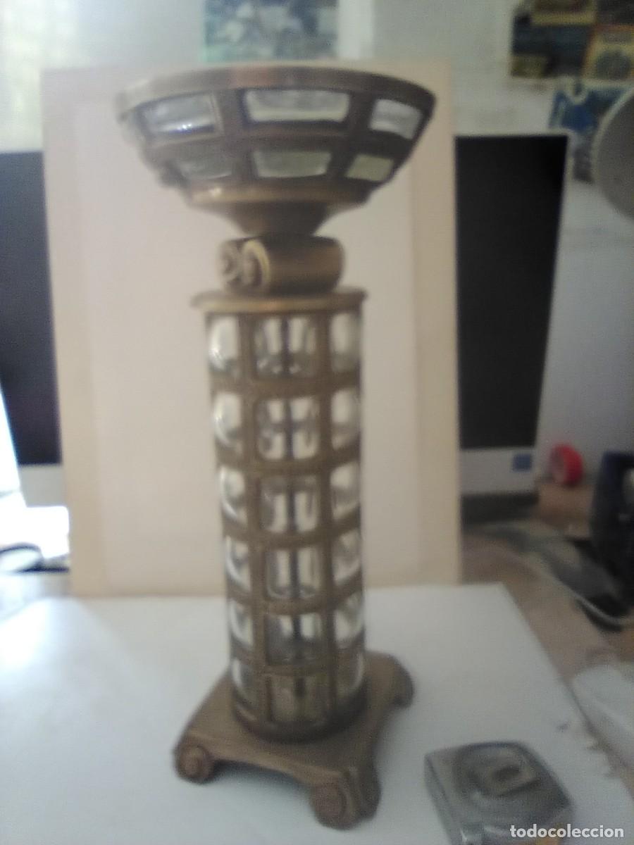 Antig&uuml;edades: CANDELABRO PORTAVELA EN BRONCE Y VIDRIO CURVADO
