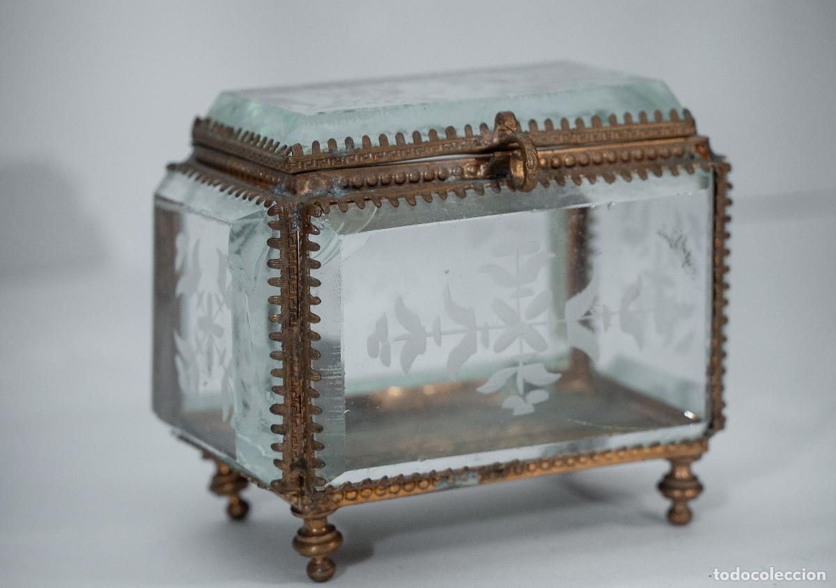 Antig&uuml;edades: Antiguo Cofre Joyero de Cristal Biselado y Grabado con Estructura de Bronce y Patas Ornamentales