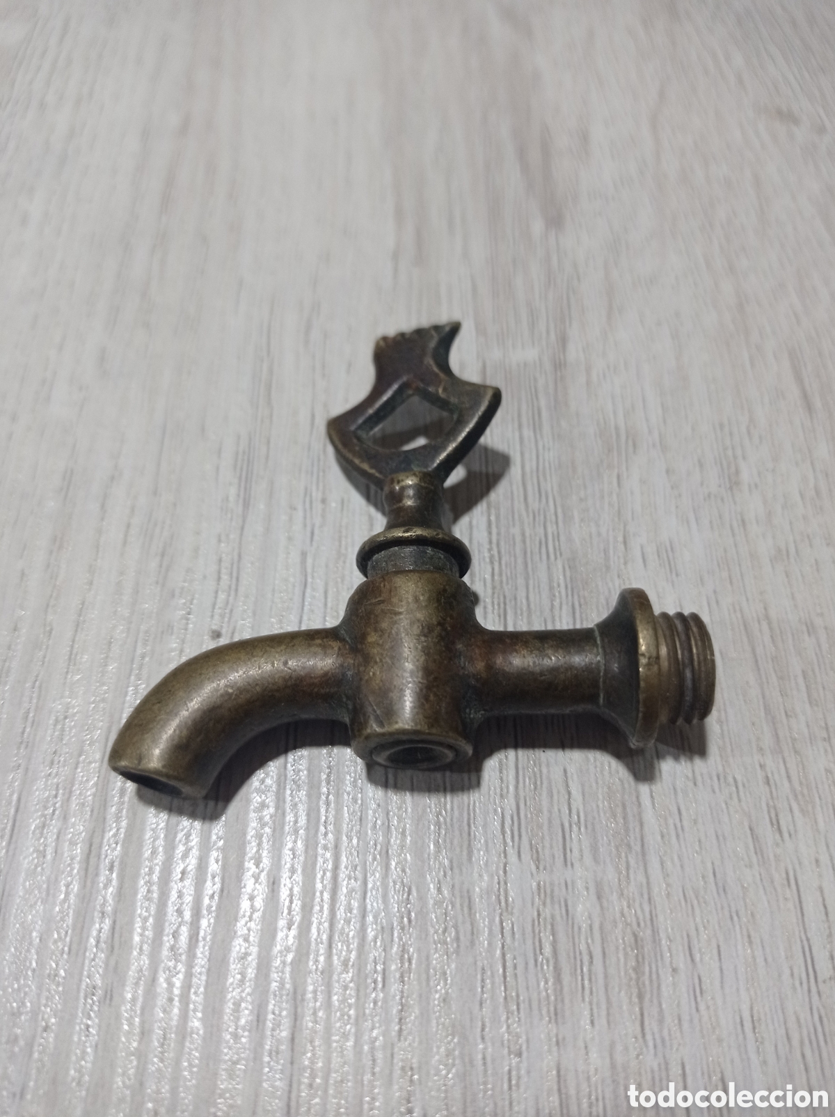 Antig&uuml;edades: Grifo peque&ntilde;o de bronce vintage