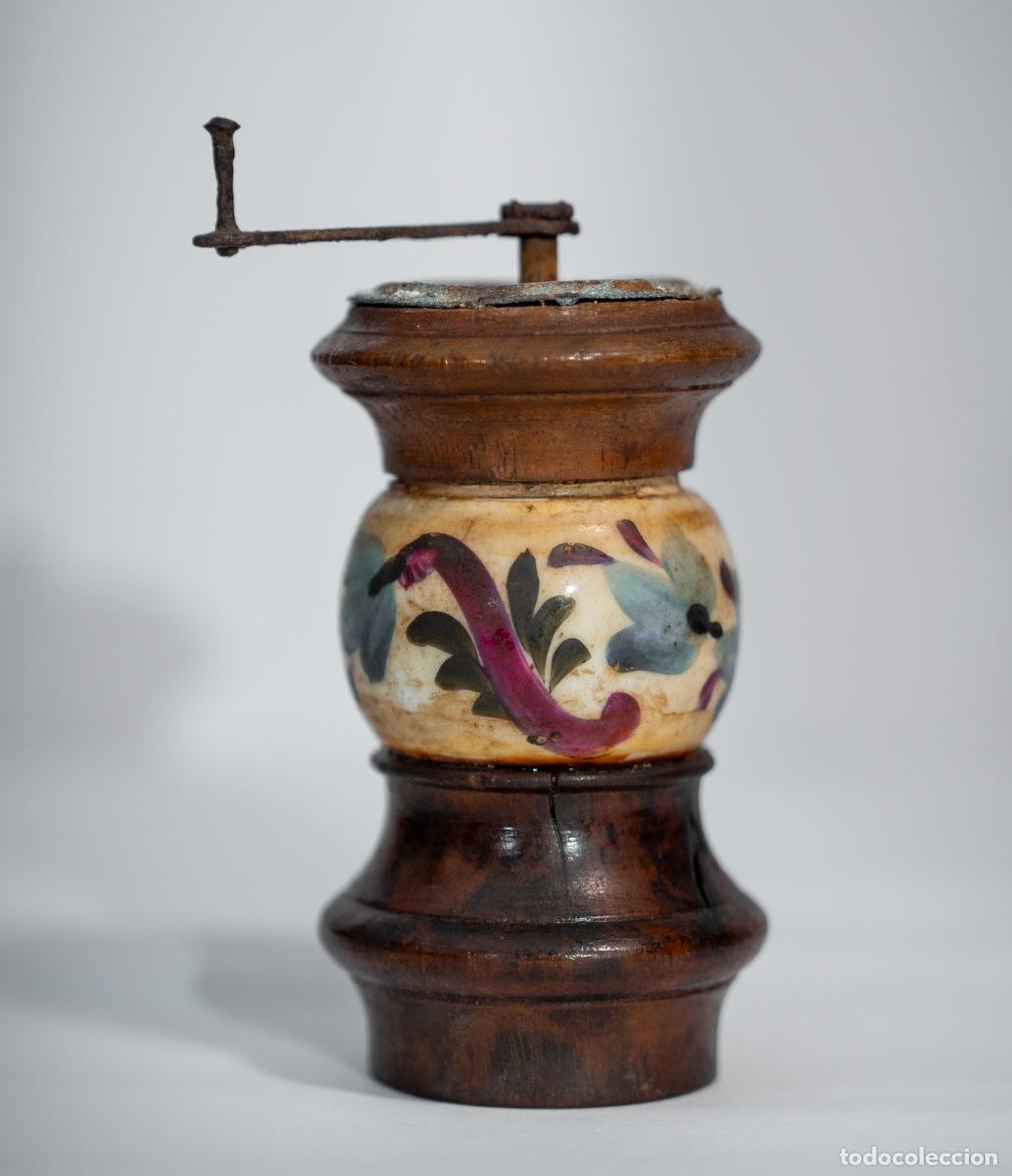 Antig&uuml;edades: Antiguo Molinillo de Pimienta/Especias en Madera Torneada y Cuerpo de Porcelana Pintada a mano