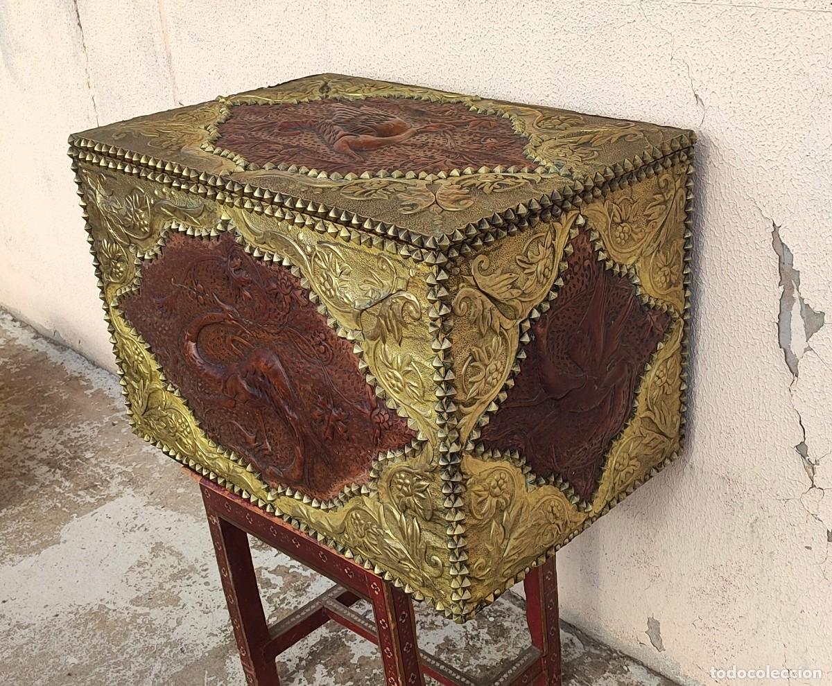 Antig&uuml;edades: Arcon de madera revestido de laton repujado y tachuela y cuero repujado con dragones a 4 caras SXIX