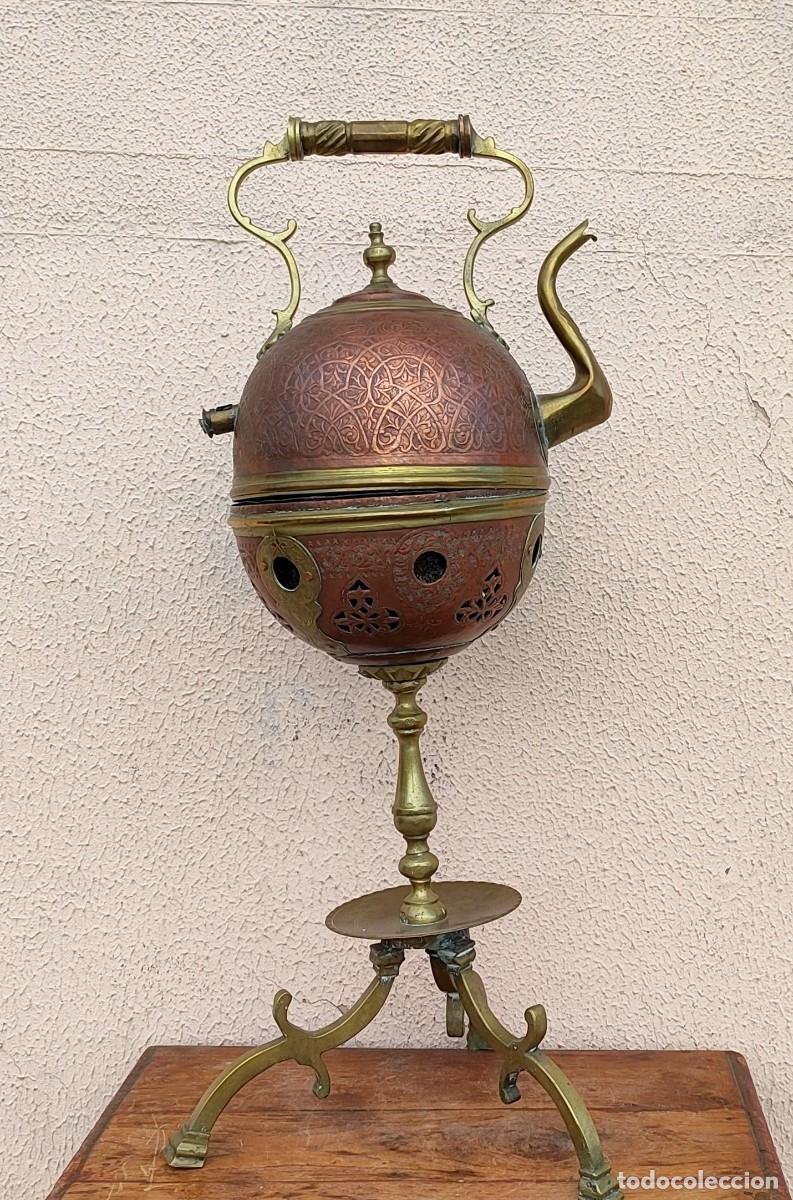Antig&uuml;edades: Tetera oriental estilo turco arabe, en cobre y laton, con pies de bronce SXIX