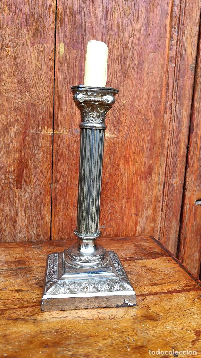 Antig&uuml;edades: Candelabro en metal plateado columna acanalada